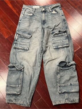 Zara women’s baggy Cargo Jeans NWOT Size 4